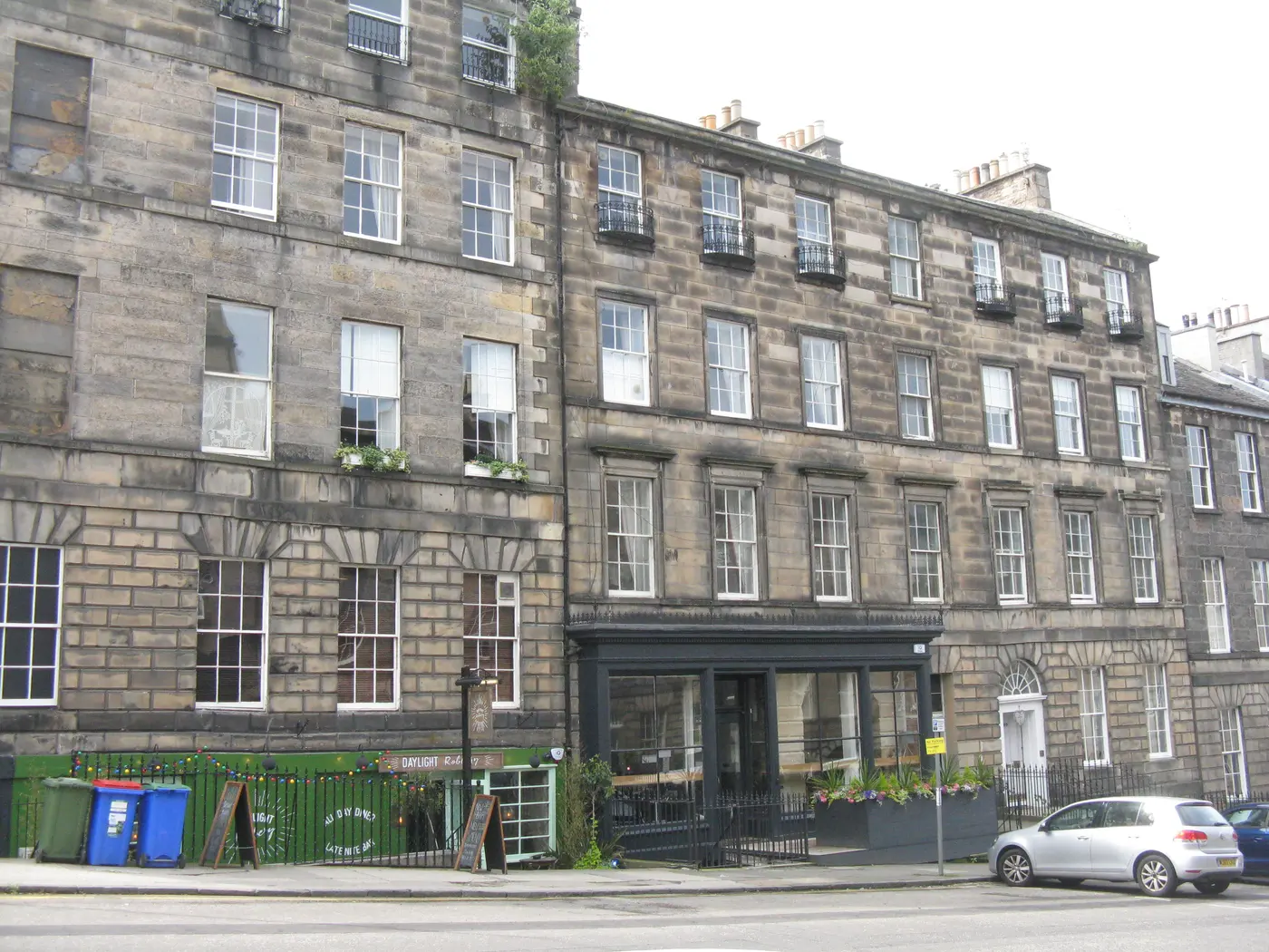 Edinburgh New Town tenements on Dublin Street, showing basement level frontages sitting below the pavement.
